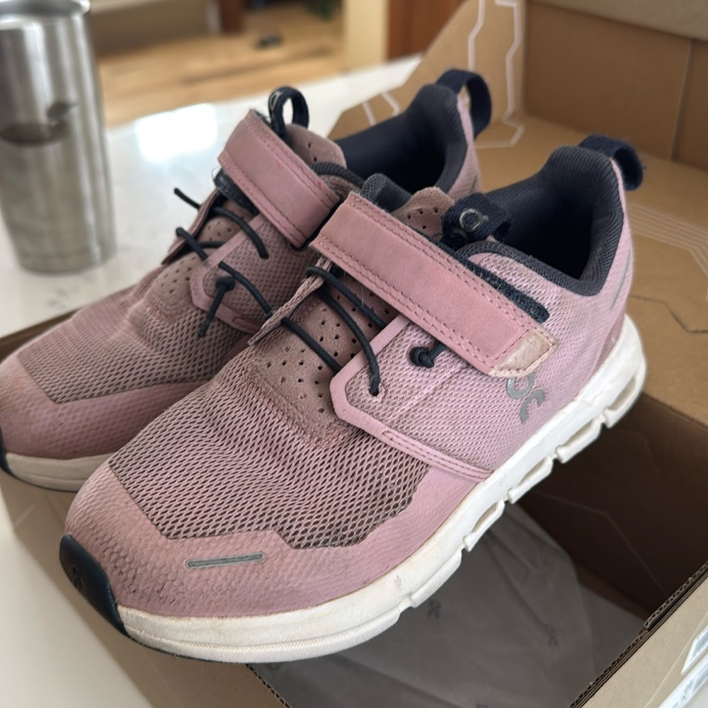 Good condition. On Cloud Cloud Play girls shoes size 13.5
